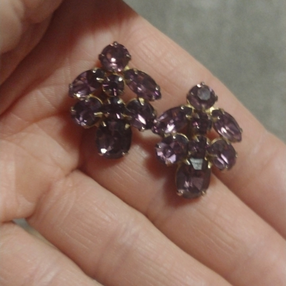 VINTAGE 60s PRONG SET PURPLE RHINESTONE SCREWBACK 1" EARRINGS